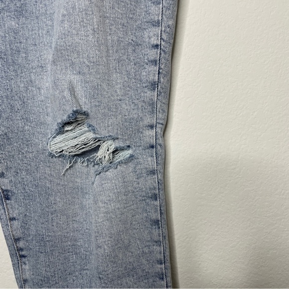 Old Navy High-Rise Curvy Straight Distressed Secret-Slim Pockets Light Wash Jean - Picture 4 of 13